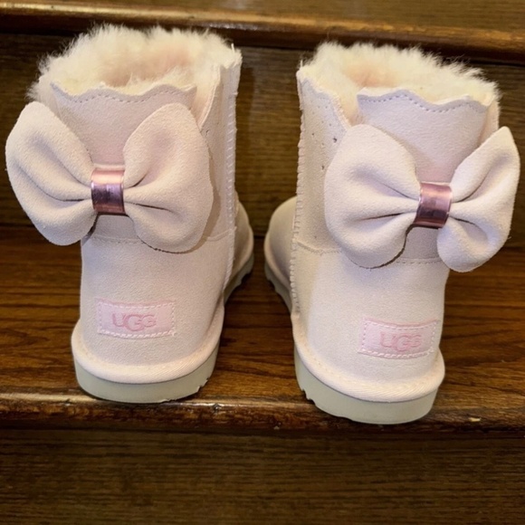 UGG Big Girl's Stargirl Classic Mini Bow Pink Fashion Boot, Size 6 (Big Kid) - Picture 3 of 8